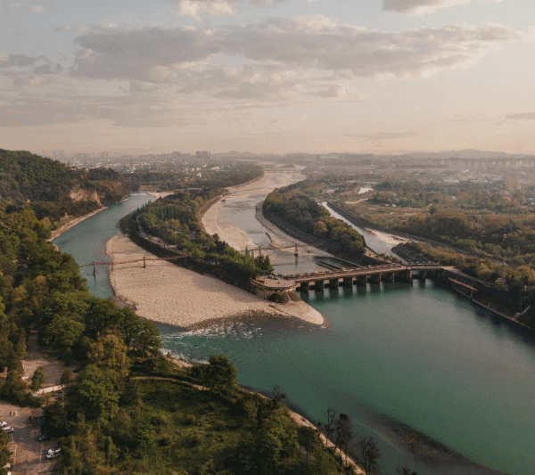 世界文化遗产-都江堰水利工程航拍全景图，成都附近必游世界文化遗产景点