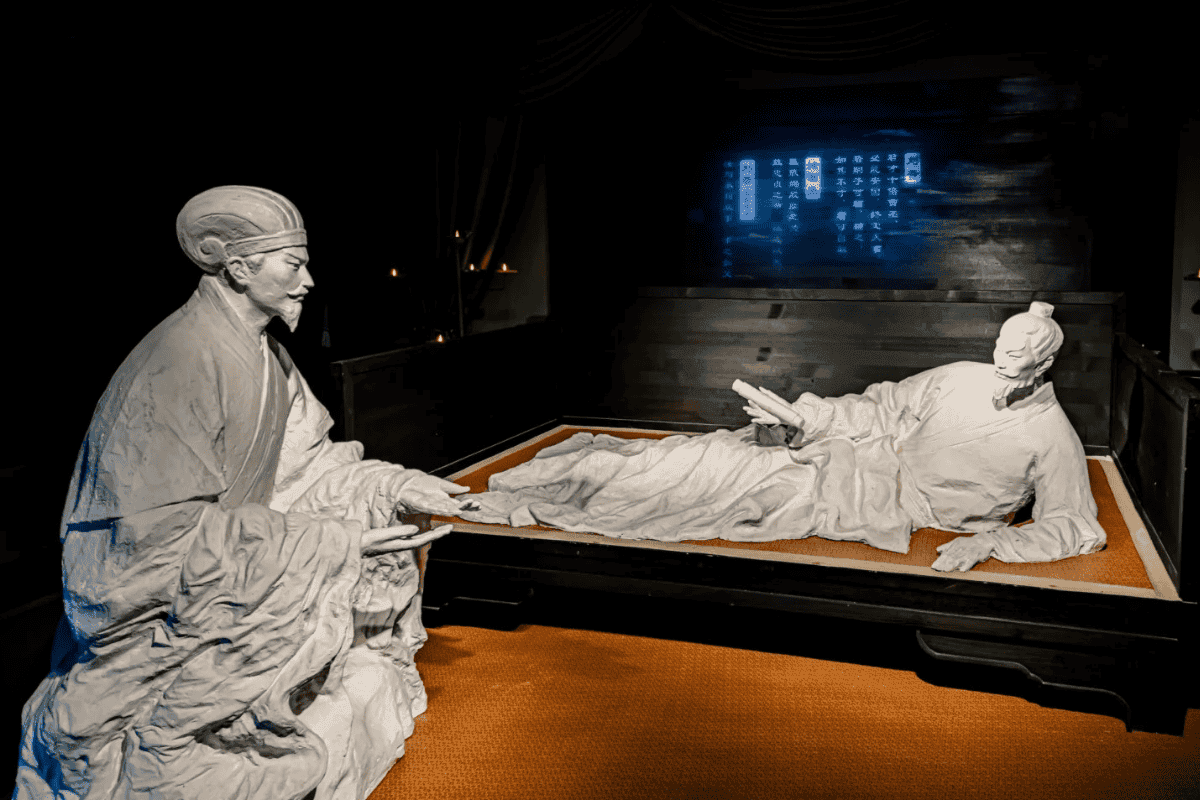 武侯祠景区内刘备与诸葛亮的君臣论道塑像，展现三国时期历史人物风采