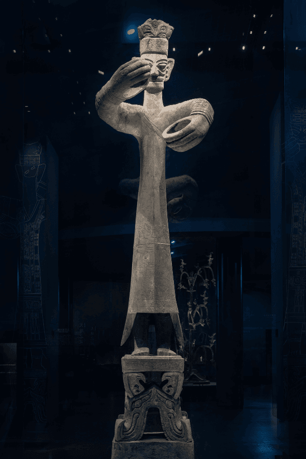 三星堆青铜大立人雕像，高约2.6米，是中国古代青铜艺术的杰出代表。