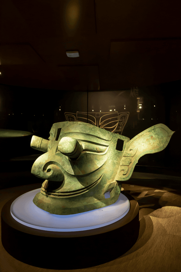 三星堆博物馆展出的青铜纵目面具，四川古文明代表文物之一。