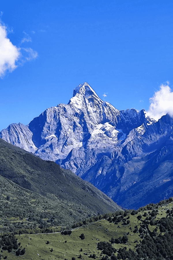 四姑娘山幺妹峰雪山全景,川西经典高原风光
