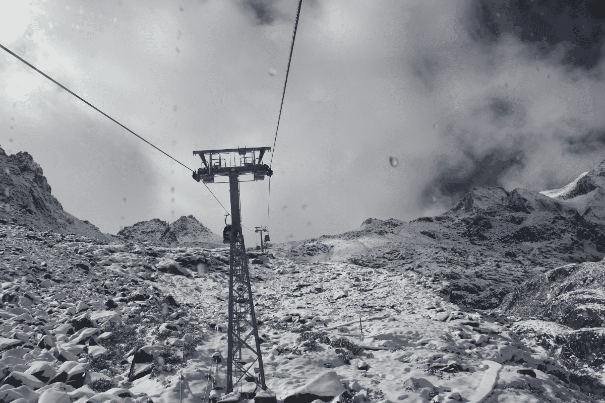 达古冰川景区世界最高海拔缆车，穿越雪山云海直达冰川观景平台。